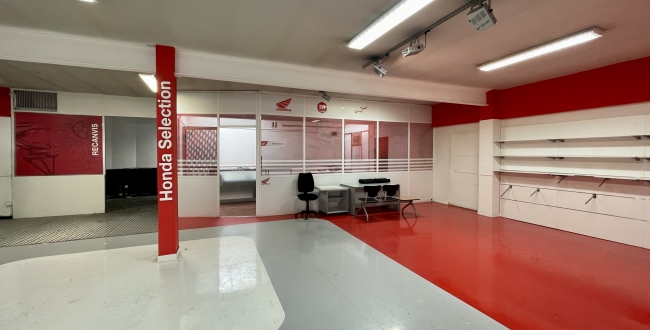 LOCAUX COMMERCIAUX AVEC DE GRANDES POSSIBILITÉS ET PROJET COMMERCIAL