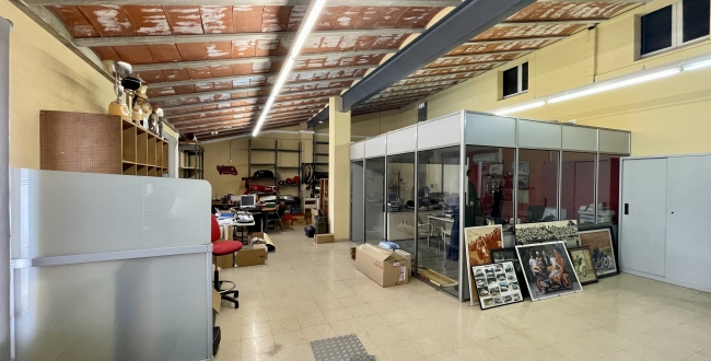 LOCAUX COMMERCIAUX AVEC DE GRANDES POSSIBILITÉS ET PROJET COMMERCIAL