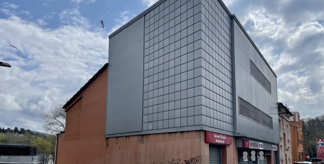 LOCAUX COMMERCIAUX AVEC DE GRANDES POSSIBILITÉS ET PROJET COMMERCIAL
