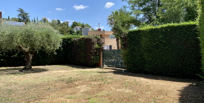 PARCELA ESQUINERA EN PALAU GIRONA