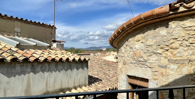 CASA EN EL BARRI VELL CON ESPECTACULARES VISTAS Y JARDÍN 