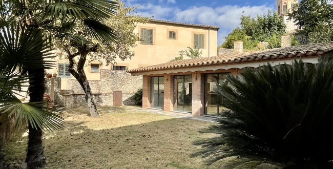 CASA EN EL BARRI VELL CON ESPECTACULARES VISTAS Y JARDÍN 