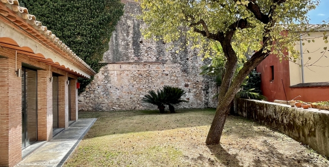 CASA EN EL BARRI VELL CON ESPECTACULARES VISTAS Y JARDÍN 