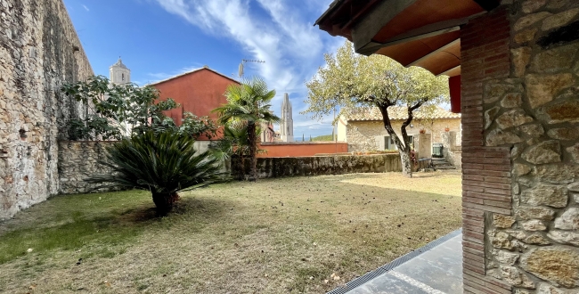 CASA EN EL BARRI VELL CON ESPECTACULARES VISTAS Y JARDÍN 