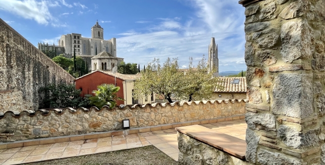 CASA EN EL BARRI VELL CON ESPECTACULARES VISTAS Y JARDÍN 