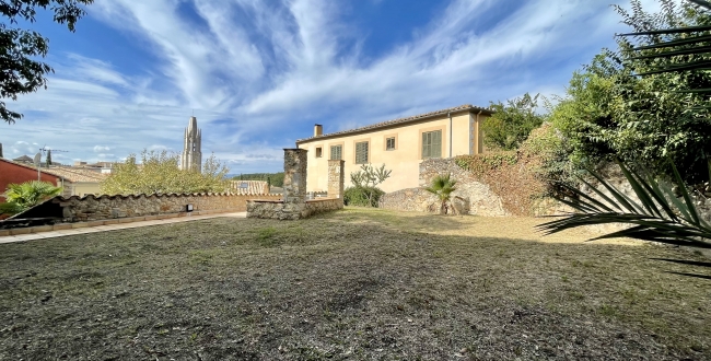 CASA EN EL BARRI VELL CON ESPECTACULARES VISTAS Y JARDÍN 