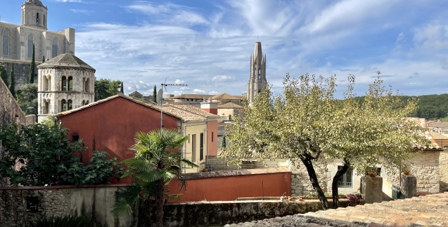CASA EN EL BARRI VELL CON ESPECTACULARES VISTAS Y JARDÍN 