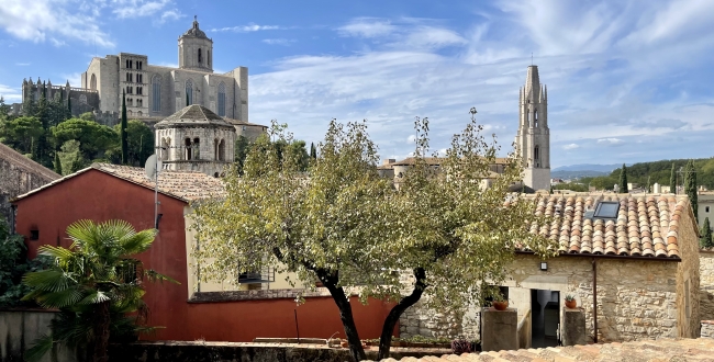 CASA EN EL BARRI VELL CON ESPECTACULARES VISTAS Y JARDÍN 