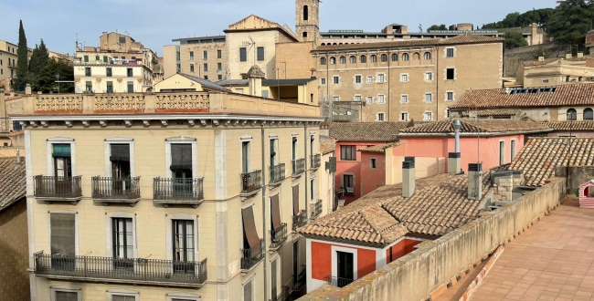 PISO DE 3 HABITACIONES DOBLES EN EXCELENTE UBICACIÓN EN EL BARRIO VELL DE GIRONA