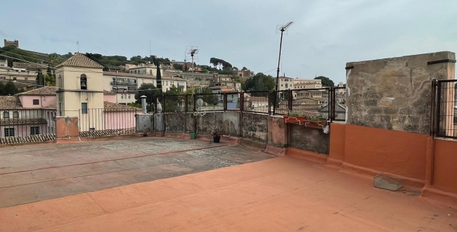 PISO DE 3 HABITACIONES DOBLES EN EXCELENTE UBICACIÓN EN EL BARRIO VELL DE GIRONA