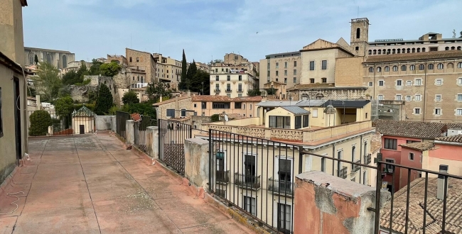 PISO DE 3 HABITACIONES DOBLES EN EXCELENTE UBICACIÓN EN EL BARRIO VELL DE GIRONA