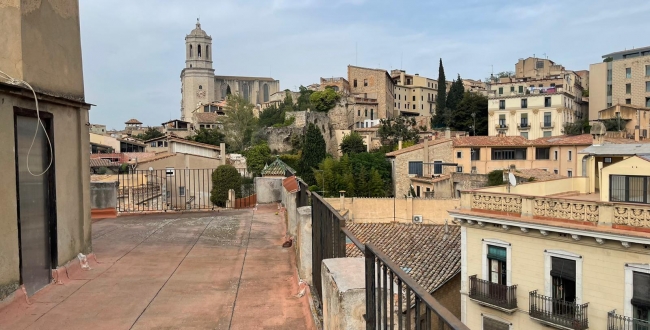 PISO DE 3 HABITACIONES DOBLES EN EXCELENTE UBICACIÓN EN EL BARRIO VELL DE GIRONA