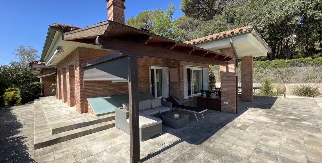 CASA UNIFAMILIAR CON VIVIENDA EN UNA SOLA PLANTA, PRIVACIDAD Y VISTAS EN LA ZONA DE PALAU - GIRONA