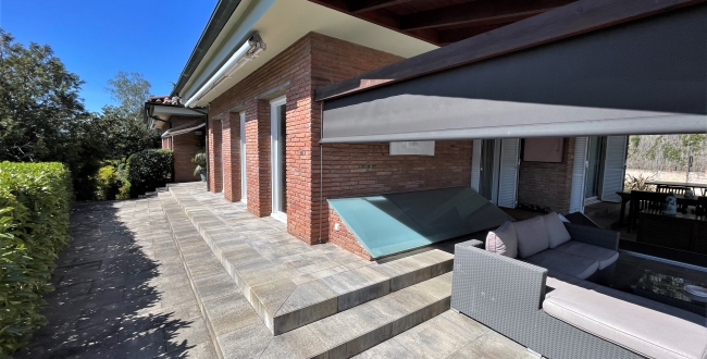 CASA UNIFAMILIAR CON VIVIENDA EN UNA SOLA PLANTA, PRIVACIDAD Y VISTAS EN LA ZONA DE PALAU - GIRONA
