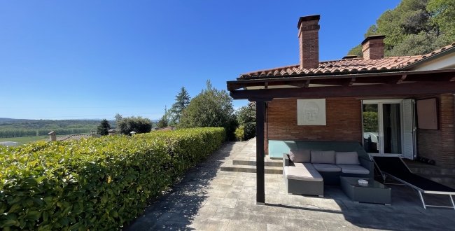 CASA UNIFAMILIAR CON VIVIENDA EN UNA SOLA PLANTA, PRIVACIDAD Y VISTAS EN LA ZONA DE PALAU - GIRONA