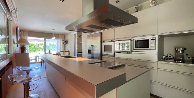 CASA UNIFAMILIAR CON VIVIENDA EN UNA SOLA PLANTA, PRIVACIDAD Y VISTAS EN LA ZONA DE PALAU - GIRONA