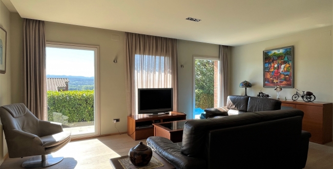 CASA UNIFAMILIAR CON VIVIENDA EN UNA SOLA PLANTA, PRIVACIDAD Y VISTAS EN LA ZONA DE PALAU - GIRONA