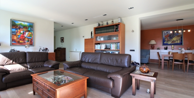 CASA UNIFAMILIAR CON VIVIENDA EN UNA SOLA PLANTA, PRIVACIDAD Y VISTAS EN LA ZONA DE PALAU - GIRONA