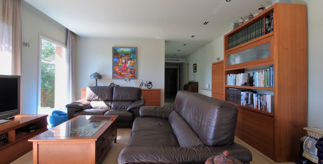 CASA UNIFAMILIAR CON VIVIENDA EN UNA SOLA PLANTA, PRIVACIDAD Y VISTAS EN LA ZONA DE PALAU - GIRONA