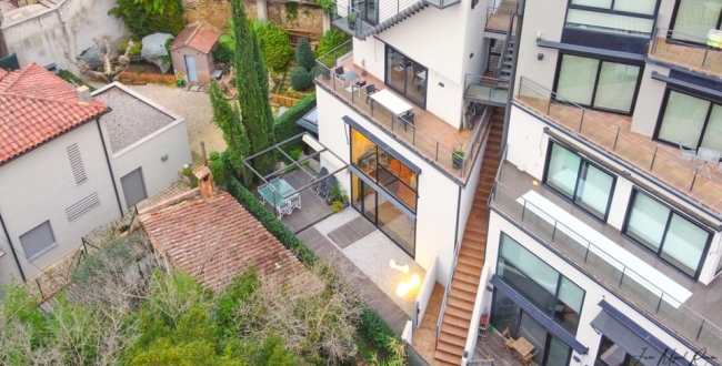 FANTÁSTICO PISO AMUEBLADO CON ACABADOS DE ALTA CALIDAD DE 1 HABITACIÓN Y JARDÍN PRIVADO EN EL BARRIO VIEJO DE GIRONA