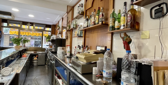 LOCAL D'ANGLE AVEC SORTIE DE FUMÉE ET TERRASSE EXTÉRIEURE