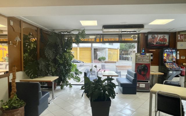 LOCAL D'ANGLE AVEC SORTIE DE FUMÉE ET TERRASSE EXTÉRIEURE
