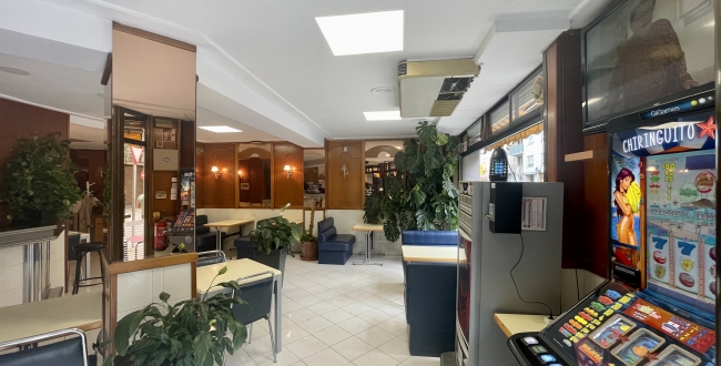 LOCAL D'ANGLE AVEC SORTIE DE FUMÉE ET TERRASSE EXTÉRIEURE