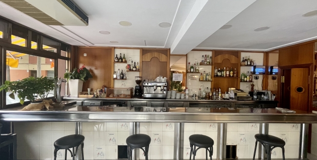 LOCAL D'ANGLE AVEC SORTIE DE FUMÉE ET TERRASSE EXTÉRIEURE