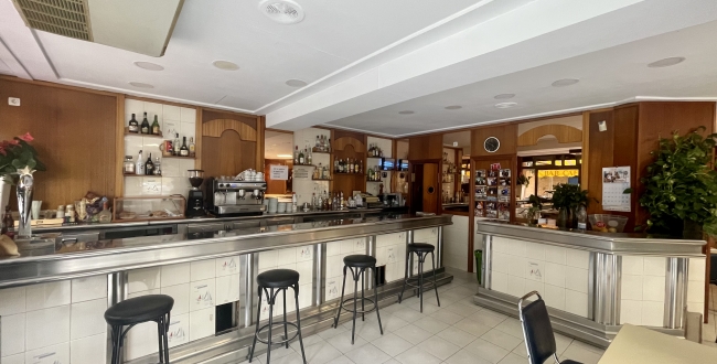 LOCAL D'ANGLE AVEC SORTIE DE FUMÉE ET TERRASSE EXTÉRIEURE