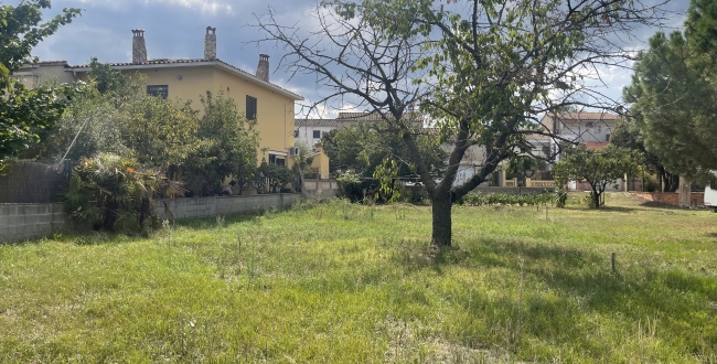 TERRAIN SITUÉ DANS UN QUARTIER SUPER CALME DE LA BELLE VILLE DE BORDILS