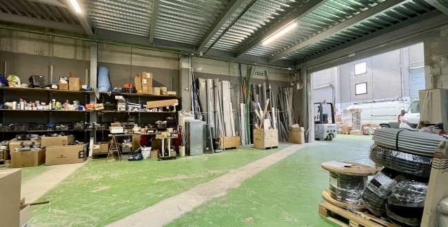 ENTREPÔT INDUSTRIEL RÉCEMMENT RÉNOVÉ 2023 AU POLYGONE TORRE MIRONA À SALT (GIRONA)