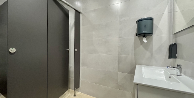 ENTREPÔT INDUSTRIEL RÉCEMMENT RÉNOVÉ 2023 AU POLYGONE TORRE MIRONA À SALT (GIRONA)