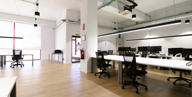 ENTREPÔT INDUSTRIEL RÉCEMMENT RÉNOVÉ 2023 AU POLYGONE TORRE MIRONA À SALT (GIRONA)