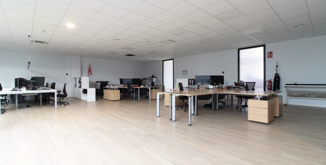 ENTREPÔT INDUSTRIEL RÉCEMMENT RÉNOVÉ 2023 AU POLYGONE TORRE MIRONA À SALT (GIRONA)