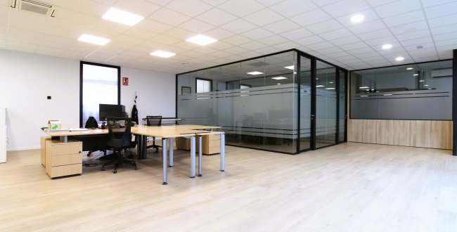 ENTREPÔT INDUSTRIEL RÉCEMMENT RÉNOVÉ 2023 AU POLYGONE TORRE MIRONA À SALT (GIRONA)