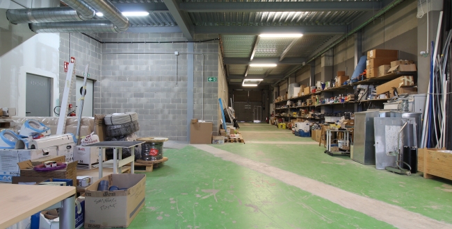 ENTREPÔT INDUSTRIEL RÉCEMMENT RÉNOVÉ 2023 AU POLYGONE TORRE MIRONA À SALT (GIRONA)