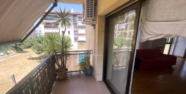 GRAND APPARTEMENT ENTIÈREMENT EXTÉRIEUR AVEC PARKING ET RANGEMENT INCLUS ET JARDIN COMMUNAUTAIRE ET PISCINE À PALAU - GIRONA