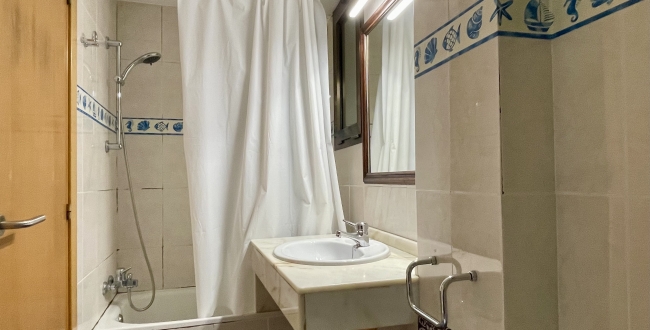 GRAND APPARTEMENT ENTIÈREMENT EXTÉRIEUR AVEC PARKING ET RANGEMENT INCLUS ET JARDIN COMMUNAUTAIRE ET PISCINE À PALAU - GIRONA