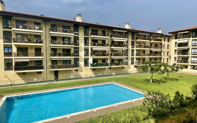 GRAND APPARTEMENT ENTIÈREMENT EXTÉRIEUR AVEC PARKING ET RANGEMENT INCLUS ET JARDIN COMMUNAUTAIRE ET PISCINE À PALAU - GIRONA
