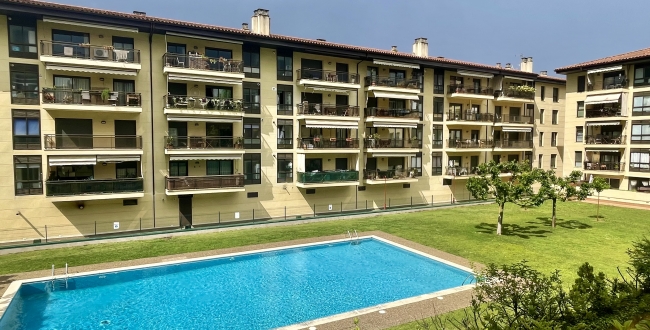 GRAND APPARTEMENT ENTIÈREMENT EXTÉRIEUR AVEC PARKING ET RANGEMENT INCLUS ET JARDIN COMMUNAUTAIRE ET PISCINE À PALAU - GIRONA