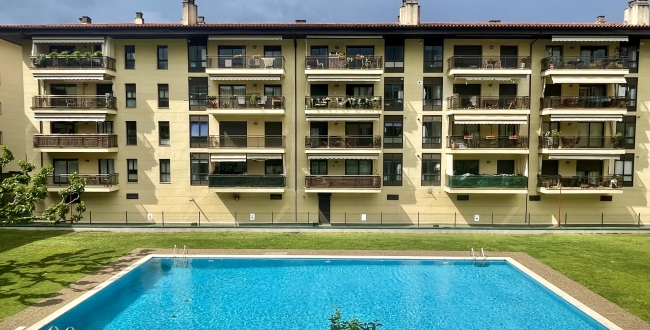 GRAND APPARTEMENT ENTIÈREMENT EXTÉRIEUR AVEC PARKING ET RANGEMENT INCLUS ET JARDIN COMMUNAUTAIRE ET PISCINE À PALAU - GIRONA