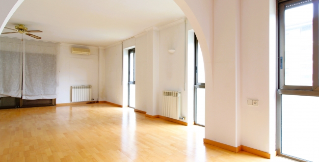 GRAND APPARTEMENT ENTIÈREMENT EXTÉRIEUR AVEC PARKING ET RANGEMENT INCLUS ET JARDIN COMMUNAUTAIRE ET PISCINE À PALAU - GIRONA