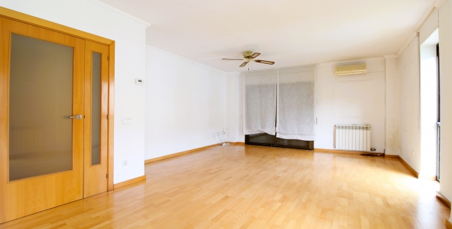 GRAND APPARTEMENT ENTIÈREMENT EXTÉRIEUR AVEC PARKING ET RANGEMENT INCLUS ET JARDIN COMMUNAUTAIRE ET PISCINE À PALAU - GIRONA