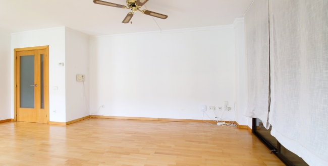 GRAND APPARTEMENT ENTIÈREMENT EXTÉRIEUR AVEC PARKING ET RANGEMENT INCLUS ET JARDIN COMMUNAUTAIRE ET PISCINE À PALAU - GIRONA
