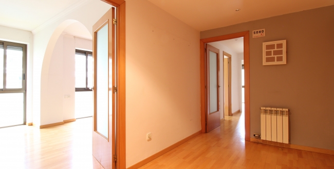 GRAND APPARTEMENT ENTIÈREMENT EXTÉRIEUR AVEC PARKING ET RANGEMENT INCLUS ET JARDIN COMMUNAUTAIRE ET PISCINE À PALAU - GIRONA