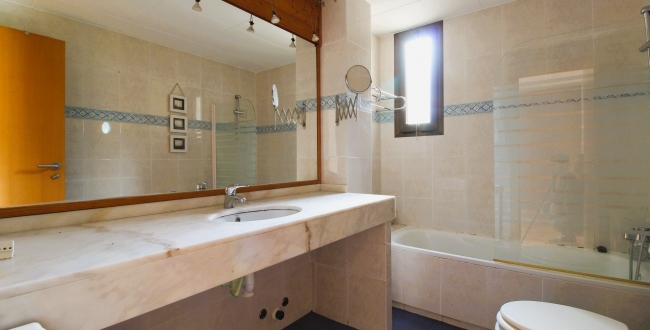 GRAND APPARTEMENT ENTIÈREMENT EXTÉRIEUR AVEC PARKING ET RANGEMENT INCLUS ET JARDIN COMMUNAUTAIRE ET PISCINE À PALAU - GIRONA
