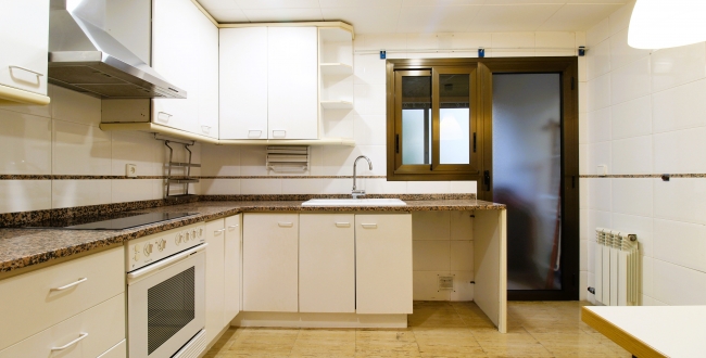 GRAND APPARTEMENT ENTIÈREMENT EXTÉRIEUR AVEC PARKING ET RANGEMENT INCLUS ET JARDIN COMMUNAUTAIRE ET PISCINE À PALAU - GIRONA