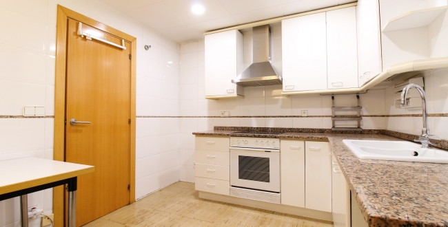 GRAND APPARTEMENT ENTIÈREMENT EXTÉRIEUR AVEC PARKING ET RANGEMENT INCLUS ET JARDIN COMMUNAUTAIRE ET PISCINE À PALAU - GIRONA