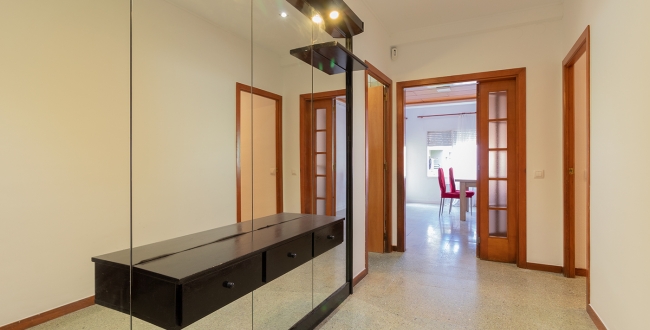 APPARTEMENT AVEC 4 CHAMBRES DOUBLES ET GRAND SALON AVEC CHEMINÉE À ST. NARCIS - GÉRONE