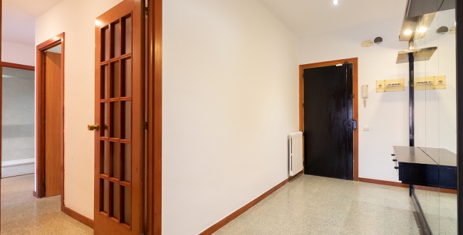 APPARTEMENT AVEC 4 CHAMBRES DOUBLES ET GRAND SALON AVEC CHEMINÉE À ST. NARCIS - GÉRONE